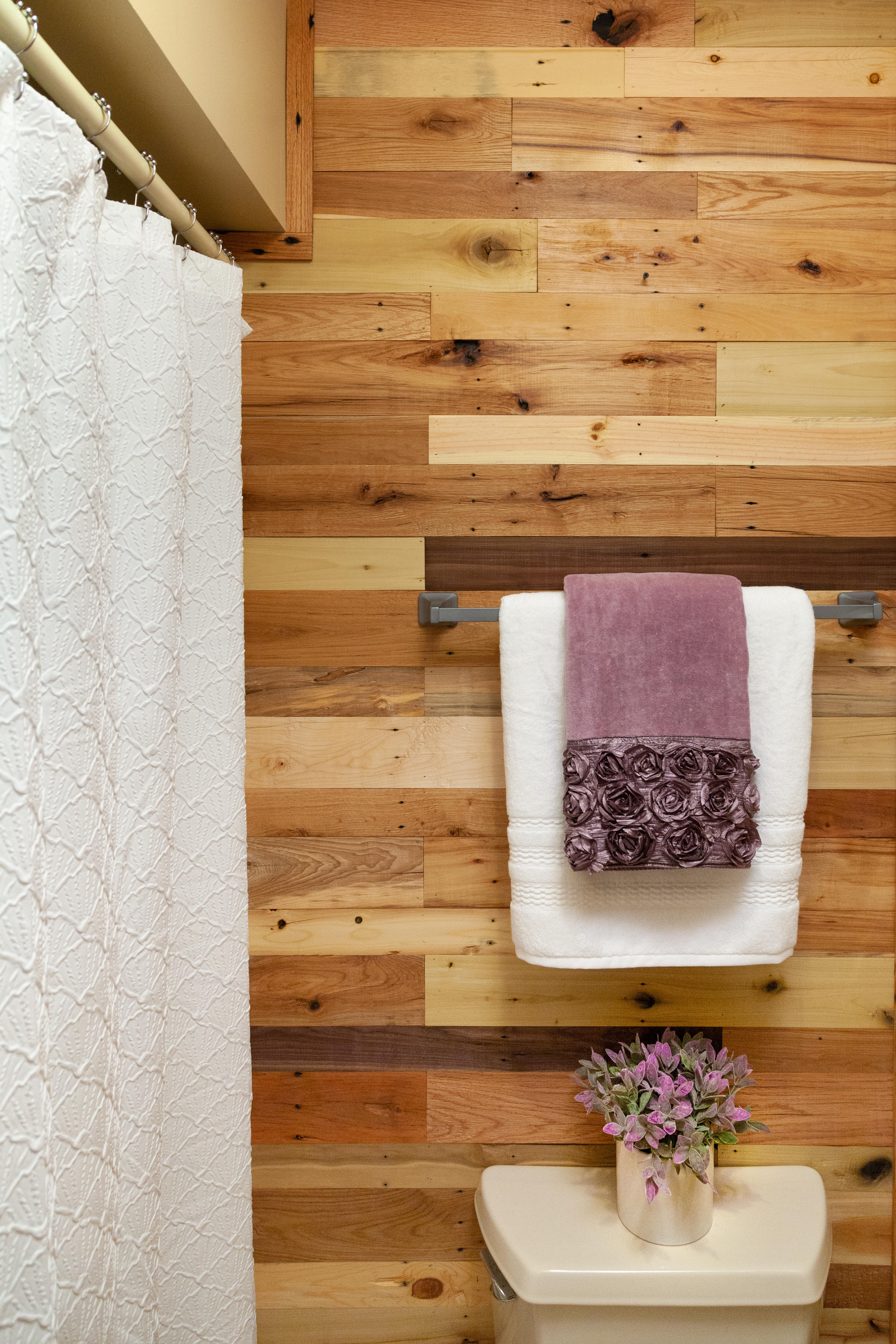 Reclaimed wooden wall in a modern rustic bathroom.