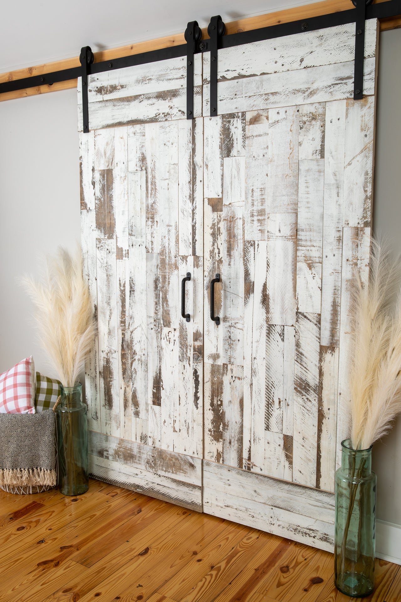 Premium Whitewashed Reclaimed Barn Wood Bundle (10.2 sq. ft.)